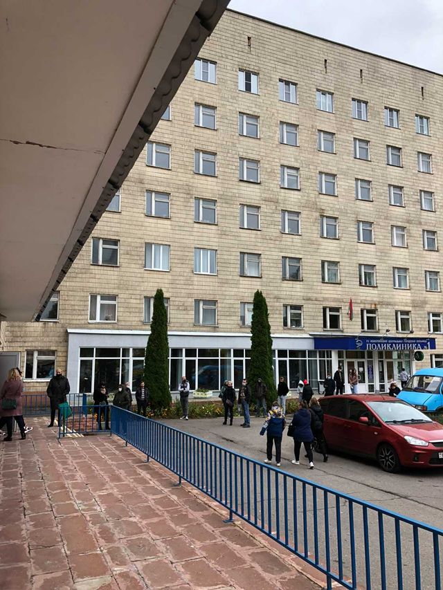 Пацыенты з тэмпературай у наваполацкай паліклініцы стаяць у чарзе на вуліцы