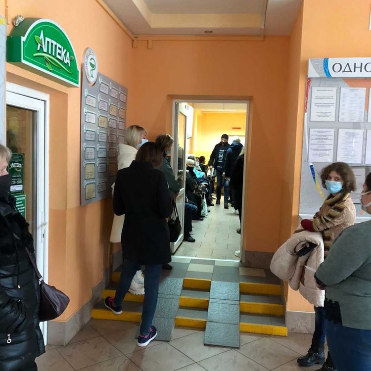 Пацыенты з тэмпературай у наваполацкай паліклініцы стаяць у чарзе на вуліцы