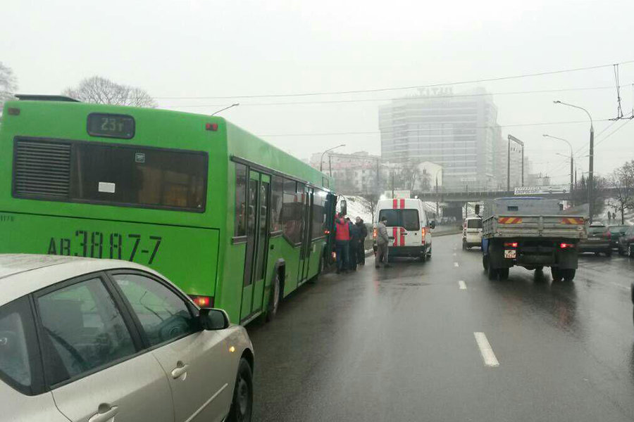 У Мінску рэйсавы аўтобус з пасажырамі пратараніў агароджу, кіроўца памёр