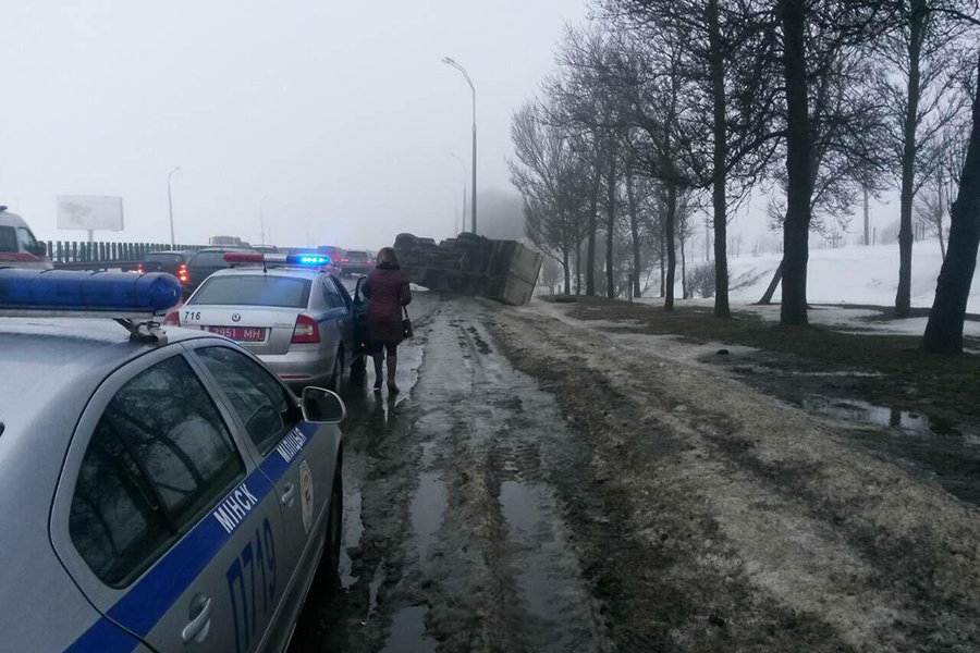 На Мінскай кальцавой аўтадарозе перакуліўся грузавік (фота)