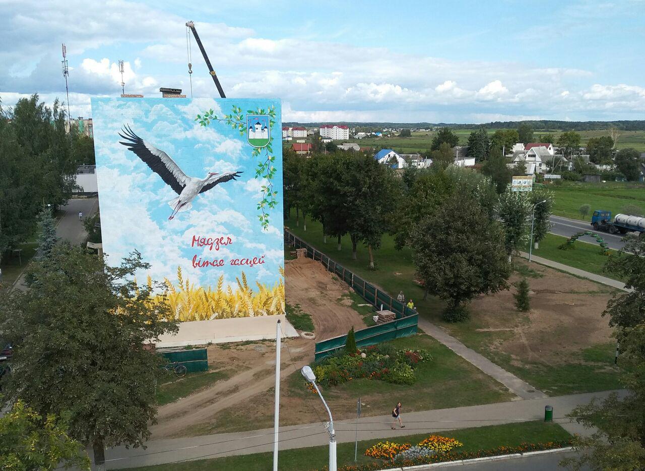 Фотафакт. Вулічны мастак размаляваў Мядзел перад “Дажынкамі”