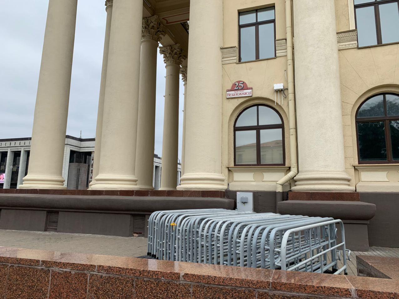 Аўтазакі, ваенная тэхніка, агароджы і АМАП: сілавікі рыхтуюцца да маршу апазіцыі