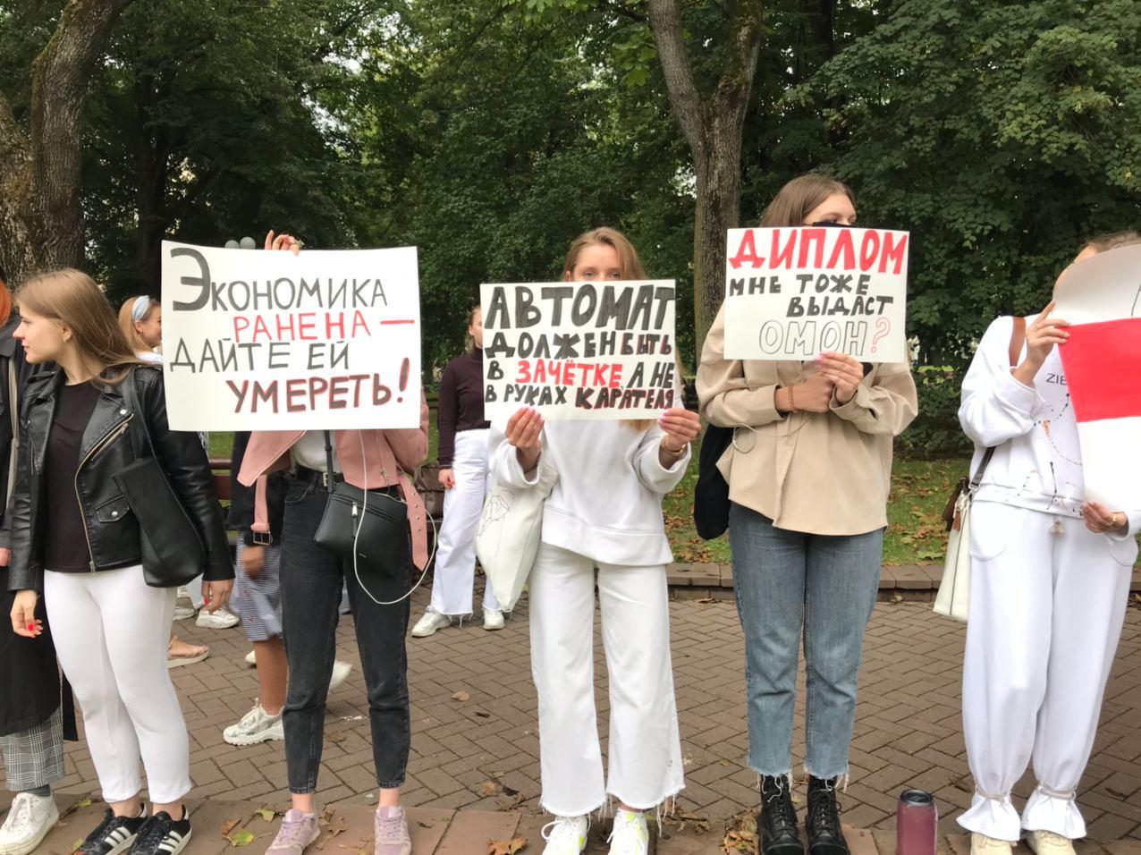 "Саша, ты адлічаны!" — студэнты сталічных ВНУ выйшлі на пратэст у Дзень ведаў