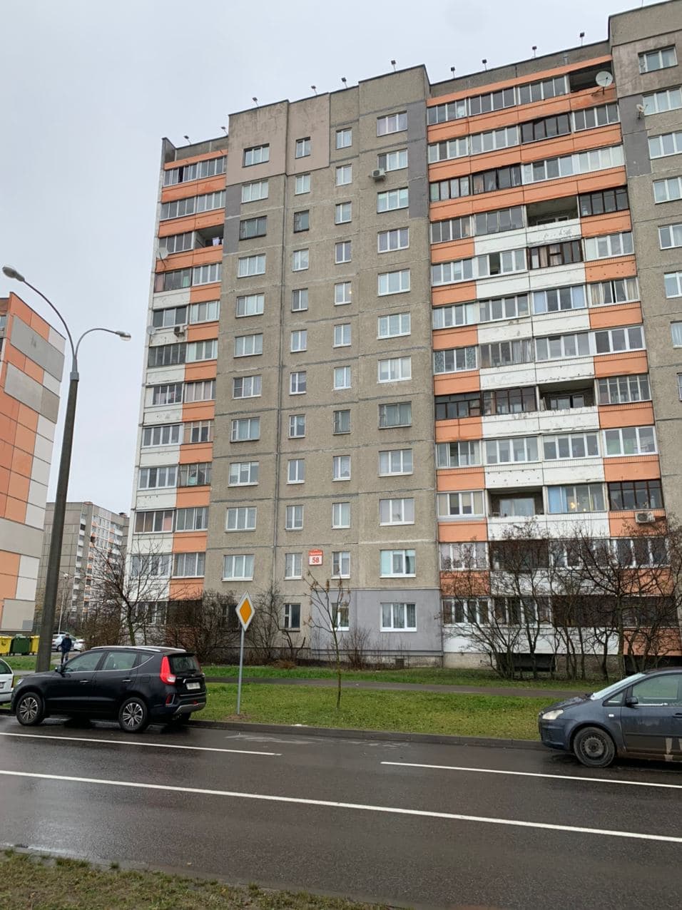 Студенты обвиняют преподавателя БГМУ, что он бросался банками в протестный марш