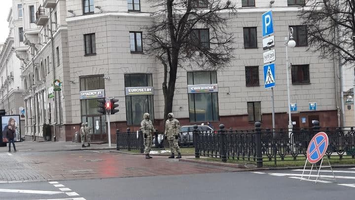 Силовики снимают оцепление в центре Минска