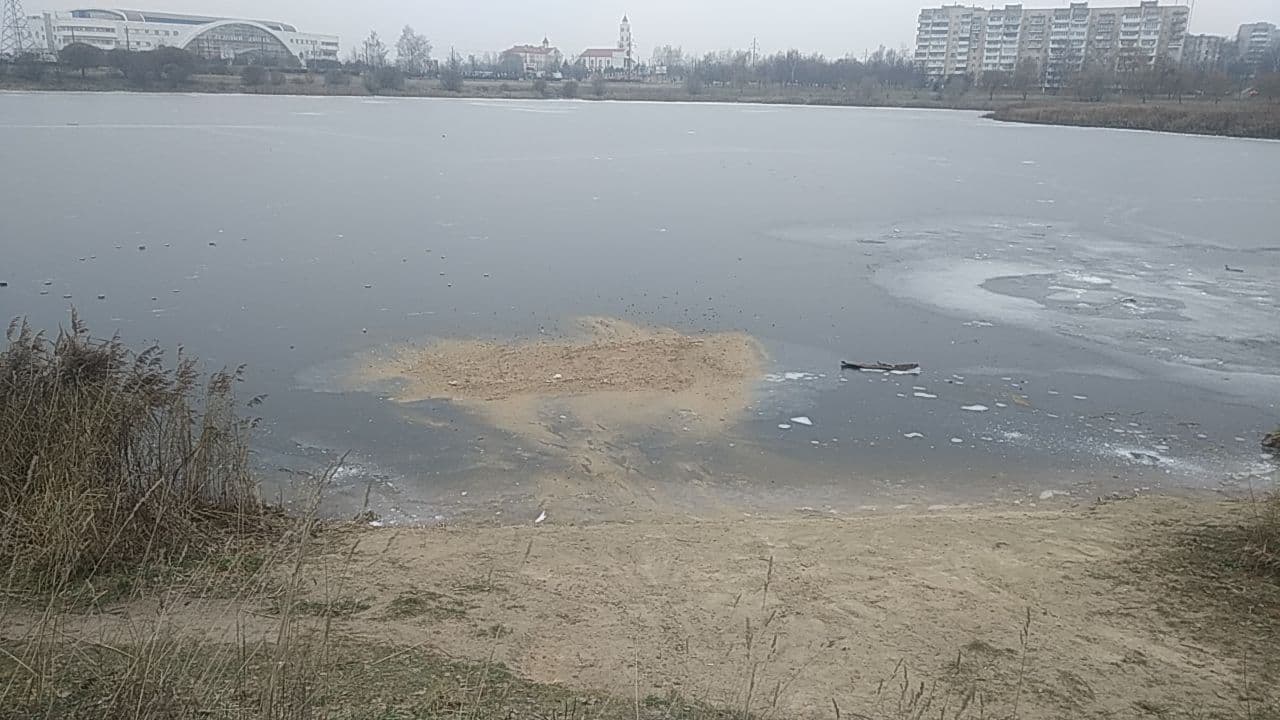 Паглядзіце, як "схавалі" БЧБ-сцяг на возеры ў Баранавічах