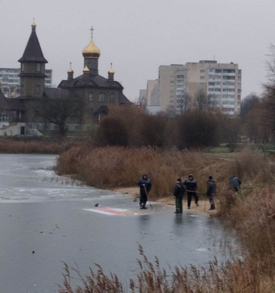 Паглядзіце, як "схавалі" БЧБ-сцяг на возеры ў Баранавічах
