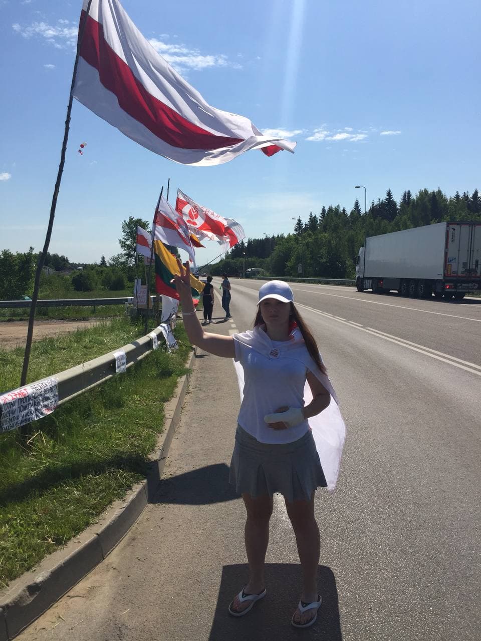 “Хватит озабоченности”: белорусы поставили палатки на границе и требуют санкций