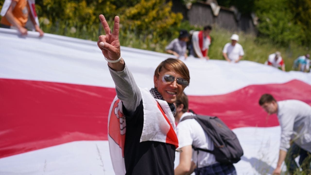 В Бобровниках на границе с Беларусью проходит большая акция под БЧБ-флагами