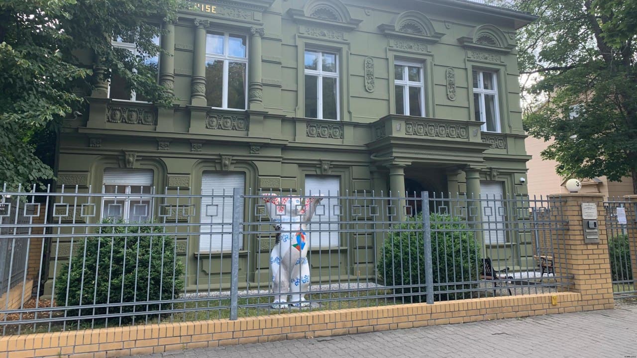 От вилл до скромных офисов: где обитают белорусские дипломаты 