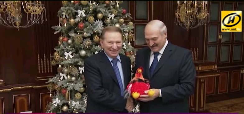 Лукашэнка падараваў Кучме пеўня, а атрымаў кнігу Макіявелі