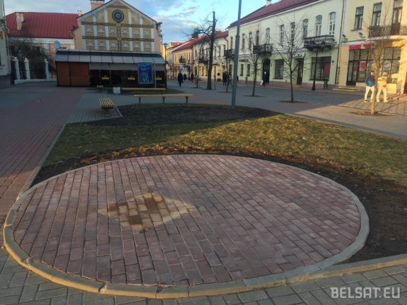 У Гродне знеслі "сплагіячаную" статую турыста