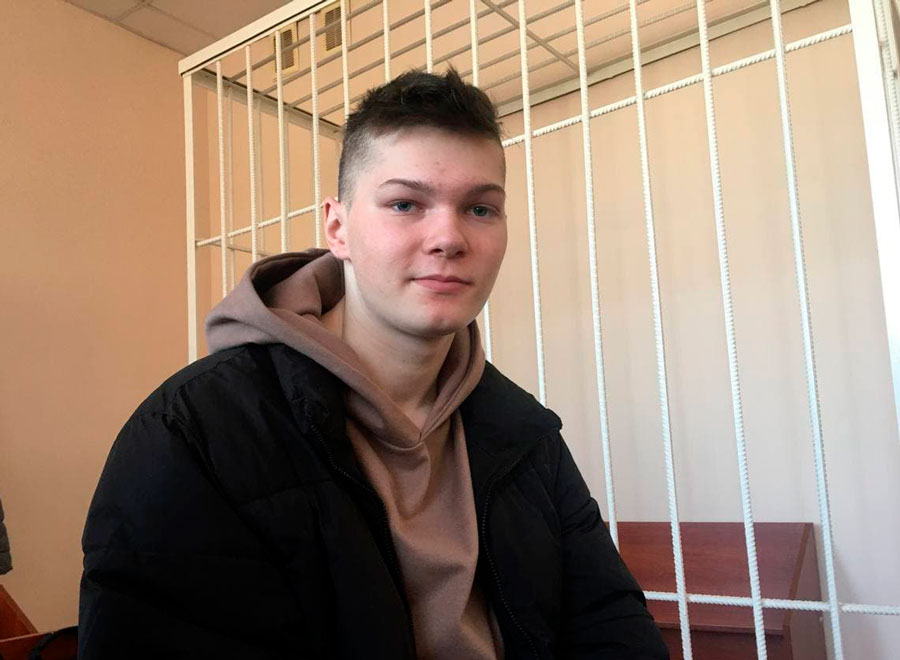 Мама подростка-политзаключенного из солидарности с сыном побрила голову