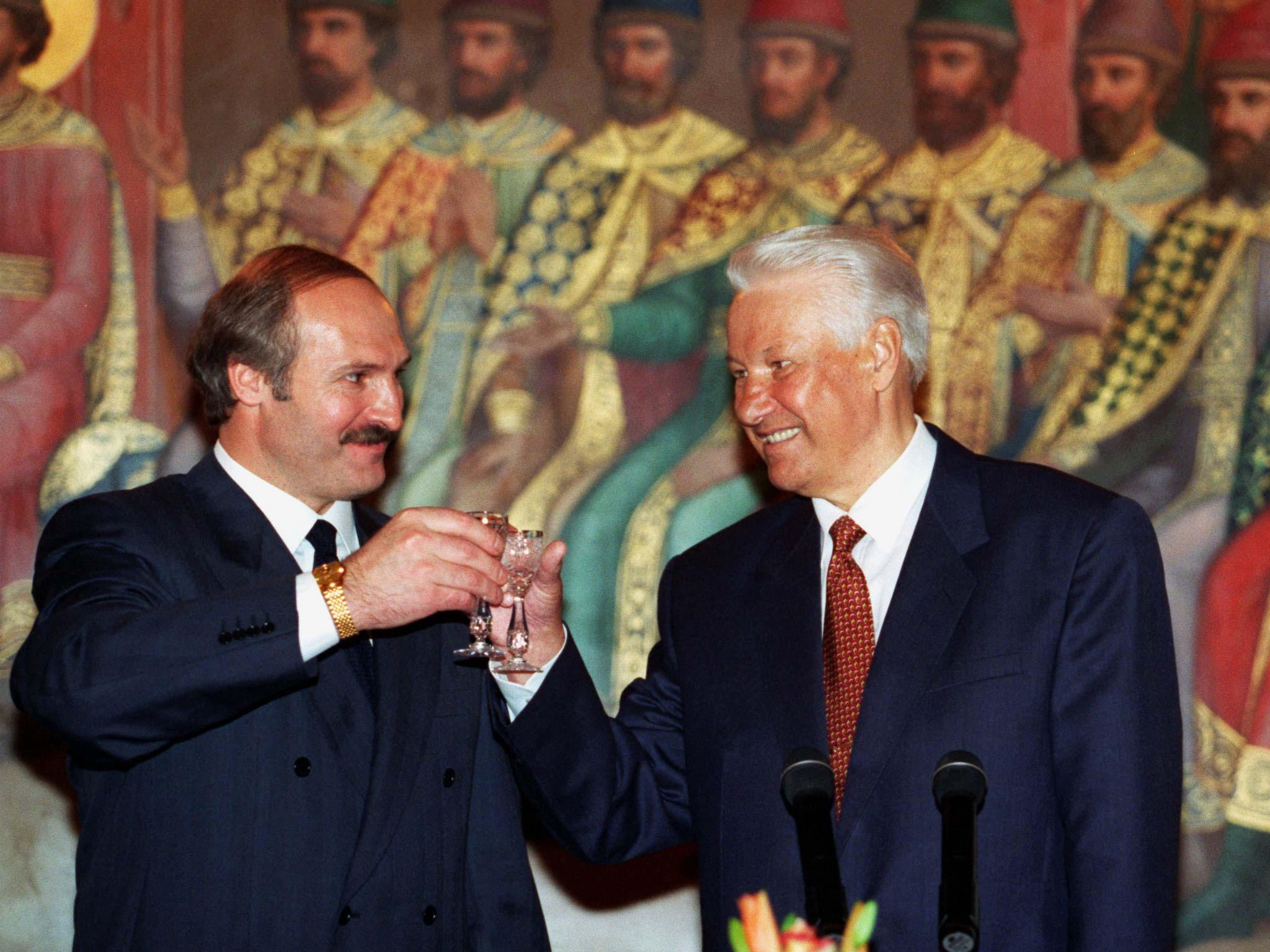 Две ракеты заберите: новые детали о Лукашенко образца 1990-х