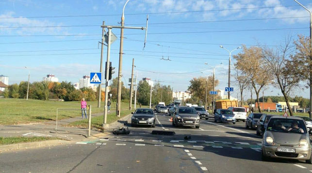 У Мінску самазвал паехаў з узнятым кузавам і абарваў кантактную лінію тралейбуса