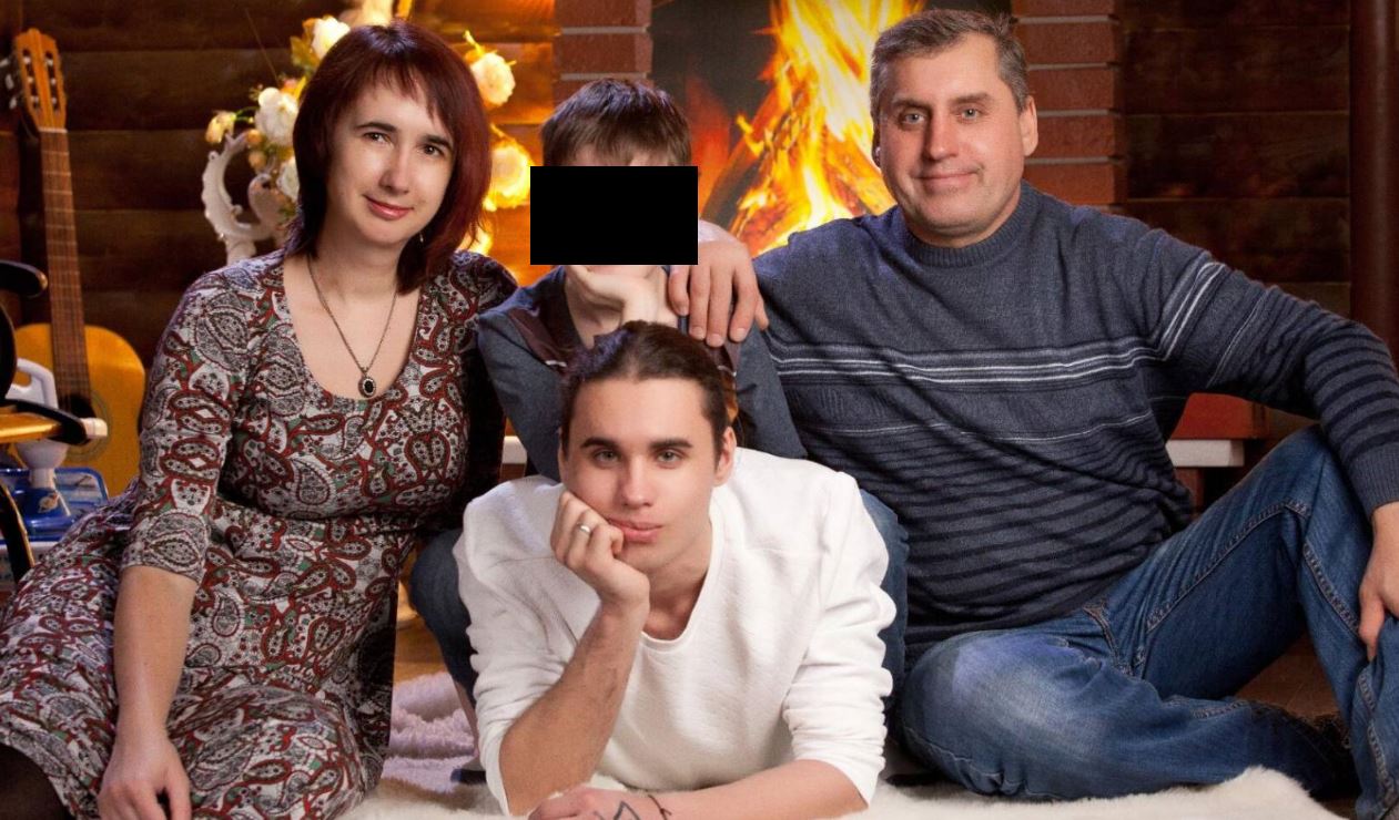 Мама приехала к сыну в минское СИЗО из Саратова, но следователь не пустил