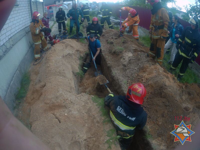 У Баранавічах ратавалі мужчыну, якога засыпала ў траншэі (фота, відэа)
