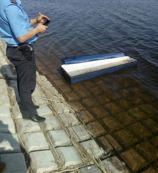 На ўскраіне Салігорска да берага вадасховішча прыбіла загадкавую труну