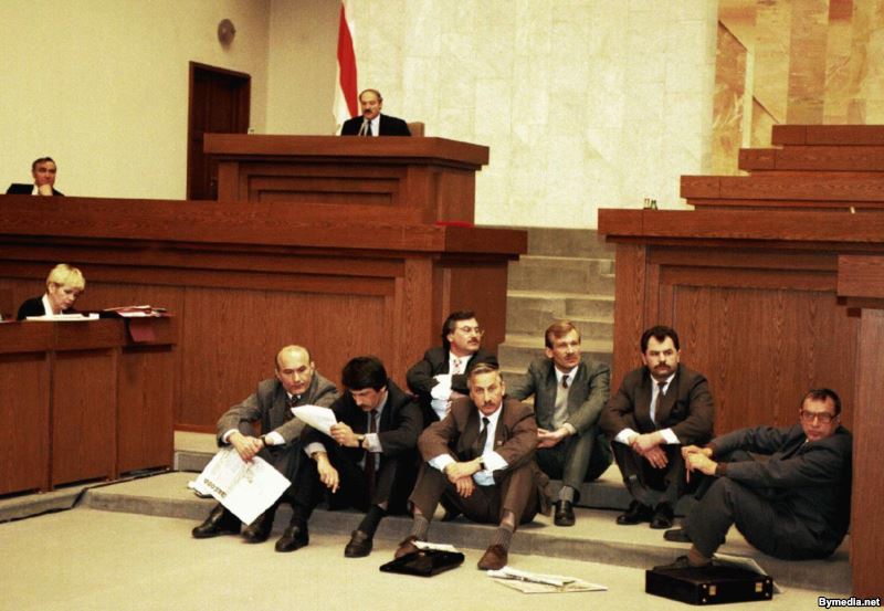Почему Лукашенко помнит такие странные 90-е? Объясняют политологи