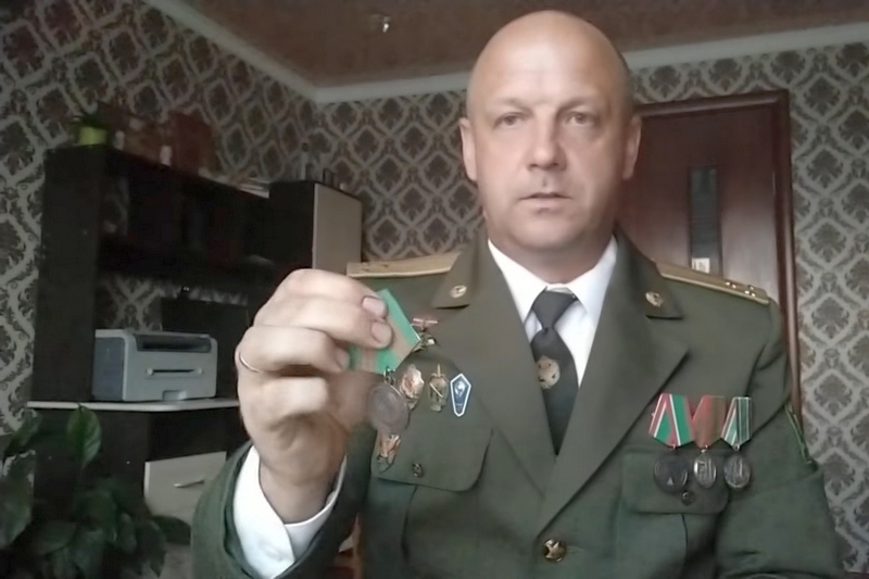 У пограничника, который осудил насилие, забрали медаль "За безупречную службу"
