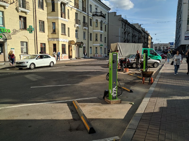 У цэнтры Мінска ўсталёўваюць станцыю зарадкі электрамабіляў
