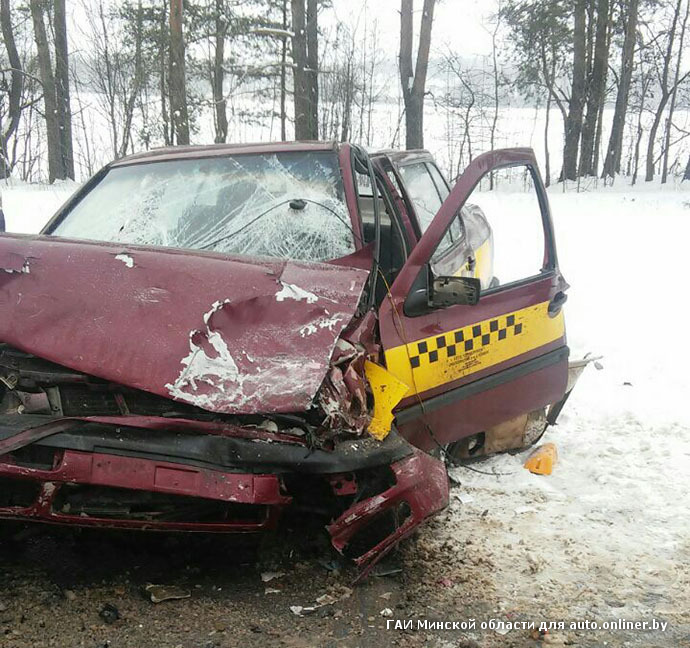 Каля Жодзіна легкавік абганяў снегаўборачны грузавік і трапіў у аварыю (фота)