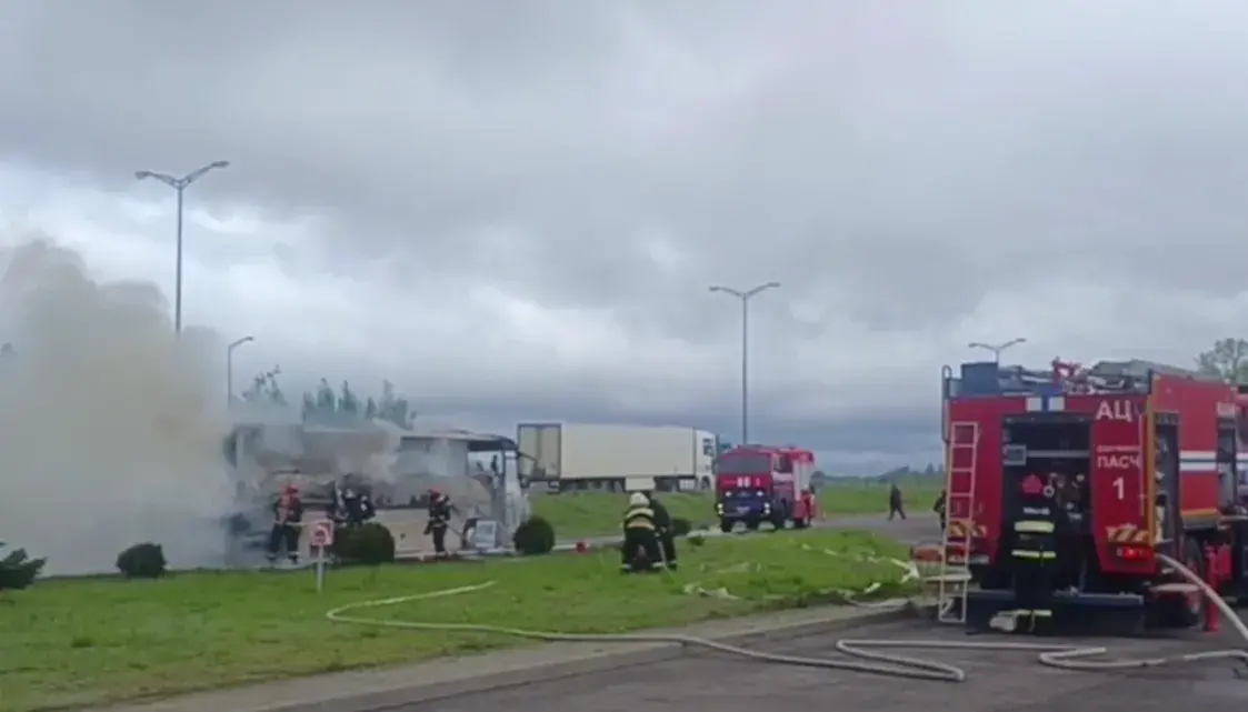 В Дзержинском районе на ходу загорелся автобус с детьми
