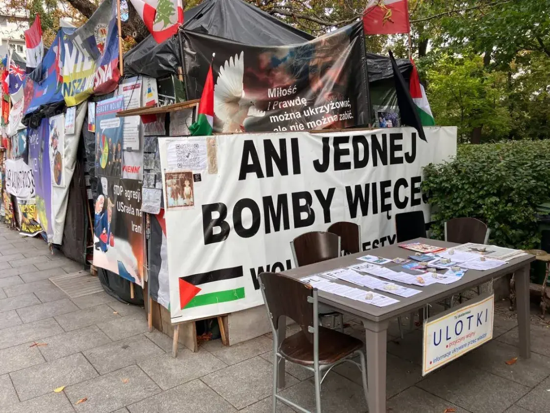 “Я бы предпочел Лукашенко”. Что делают пророссийские активисты в центре Варшавы