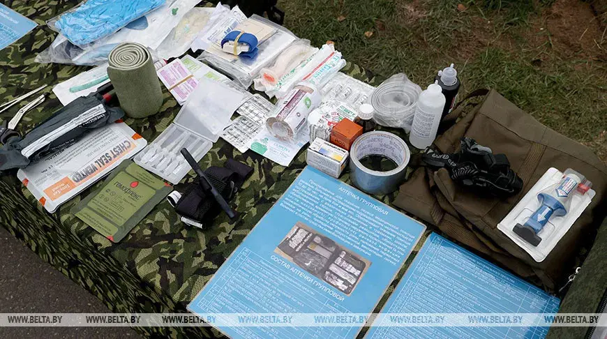 Лукашэнку паказалі, як жывуць на палігоне ў Беларусі расійскія вайскоўцы