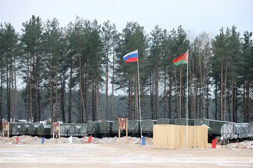 Лукашэнку паказалі, як жывуць на палігоне ў Беларусі расійскія вайскоўцы