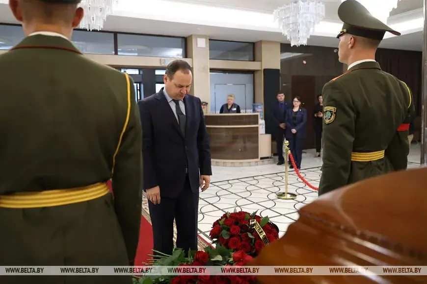 Розныя крыніцы паведамляюць, што міністр транспарту скончыў жыццё самагубствам