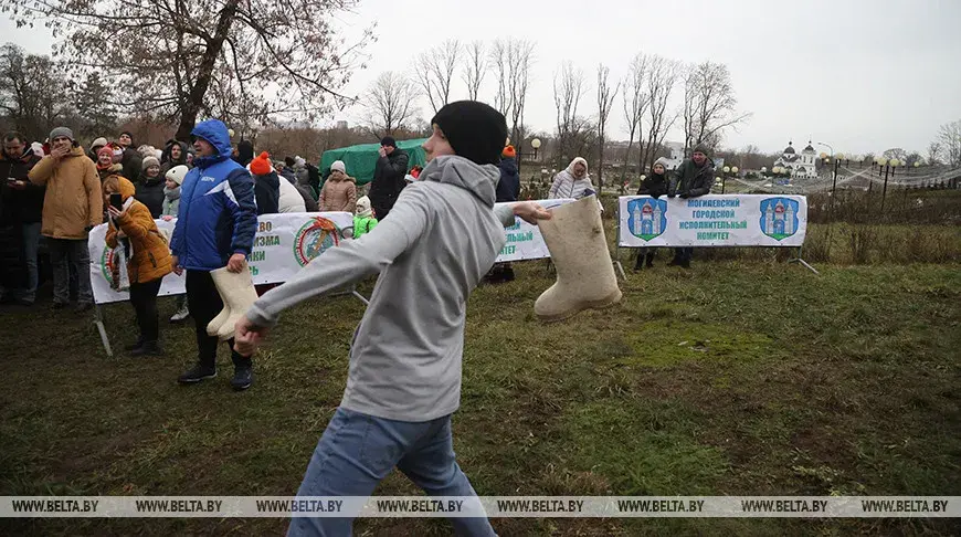 У Магілёве прайшоў "чэмпіянат па кіданні валёнка"