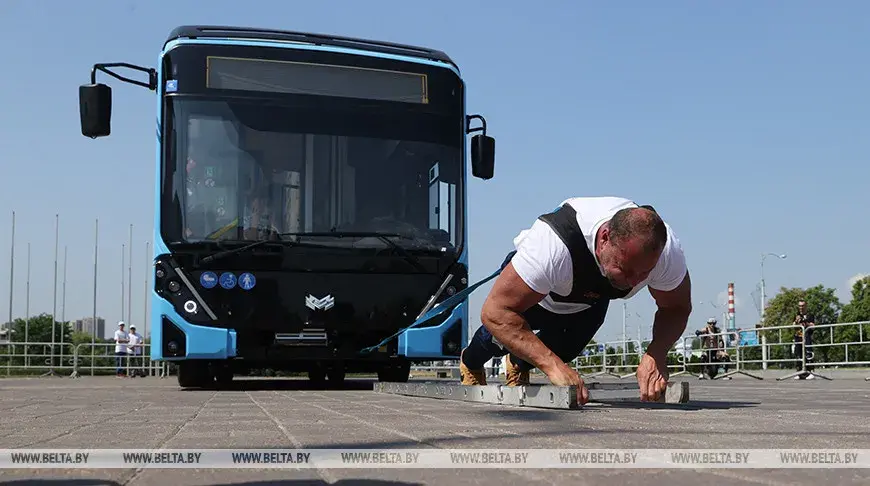 Беларус 10 метраў працягнуў 12-тонны тралейбус з пасажырамі