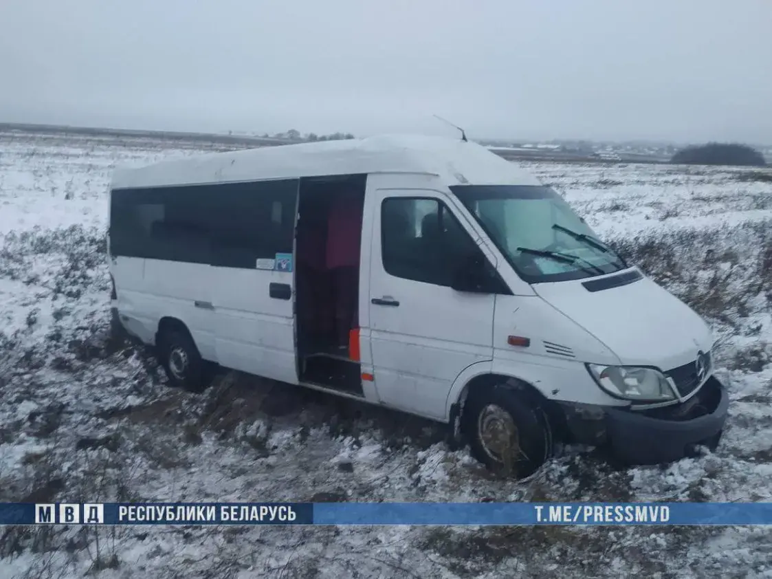 У Валожынскім раёне ў аварыю трапіла маршрутка, 6 пацярпелых
