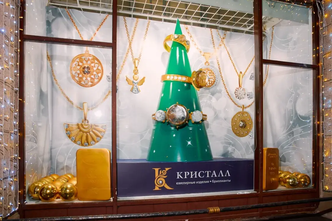 Праздник к нам приходит: ГУМ оформил свои витрины к Новому году — фотофакт