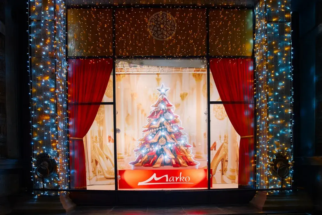 Праздник к нам приходит: ГУМ оформил свои витрины к Новому году — фотофакт