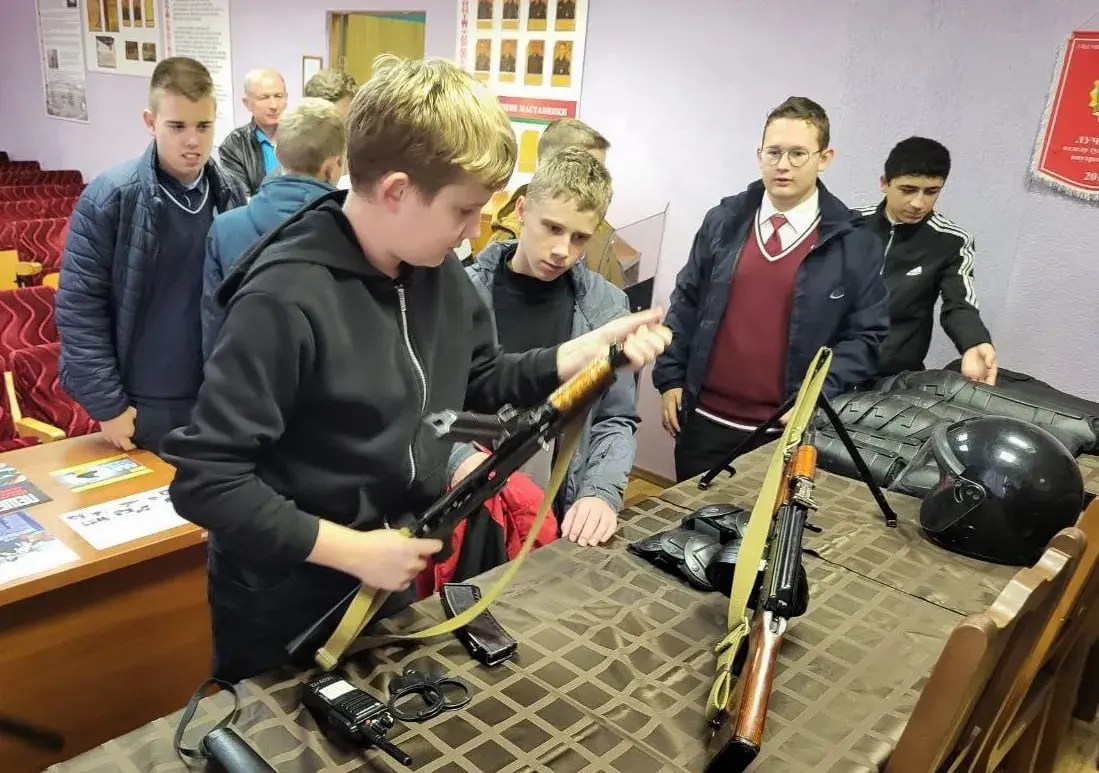 У Крупках школьнікам арганізавалі экскурсію ў камеру часовага ўтрымання