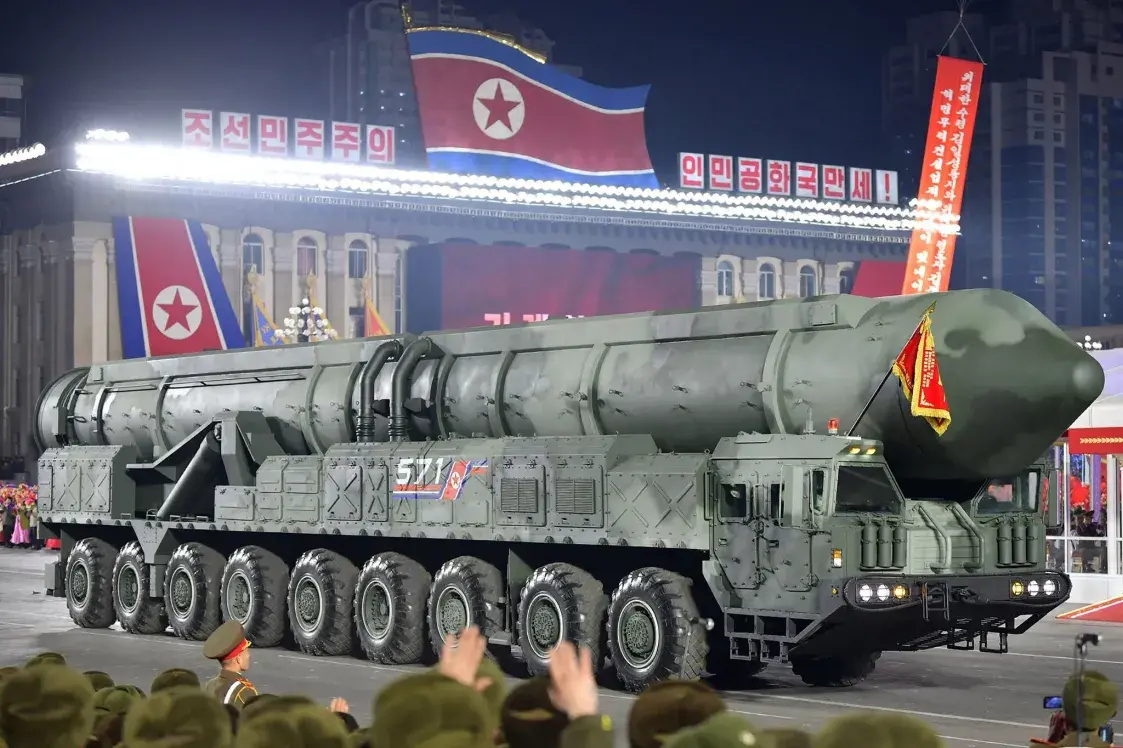 Кім Чэн Ын пахваліўся новай "самай магутнай" ракетай