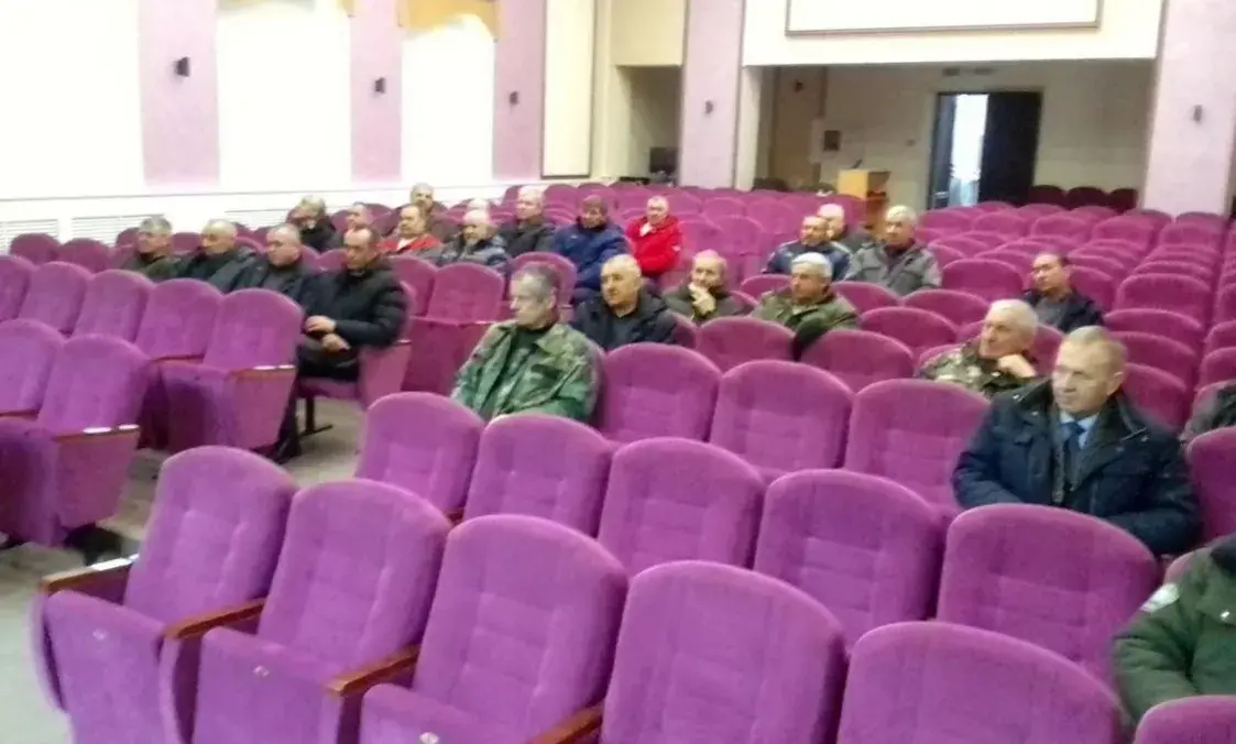 Удзельнікаў мядзельскага "народнага апалчэння" вучылі разбіраць аўтамат