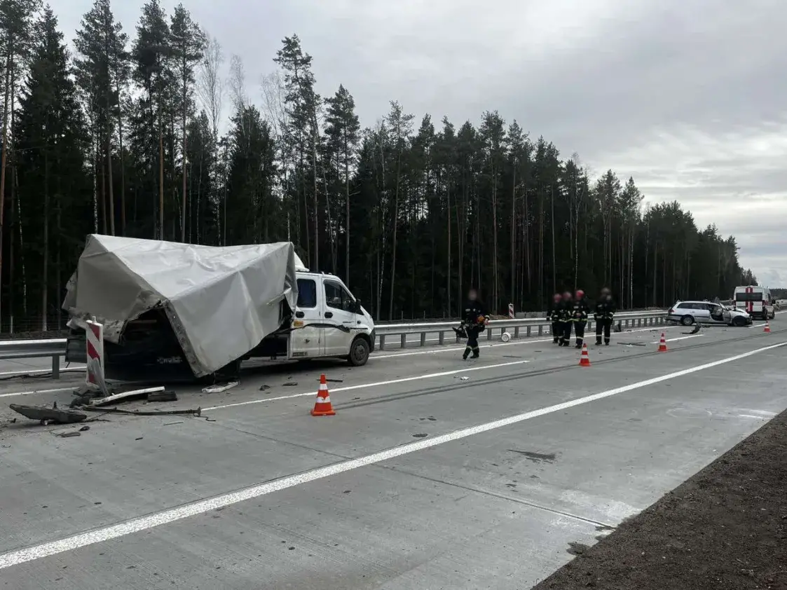 У Лагойскім раёне Toyota наляцела на аўтамабіль дарожнікаў, загінуў кіроўца