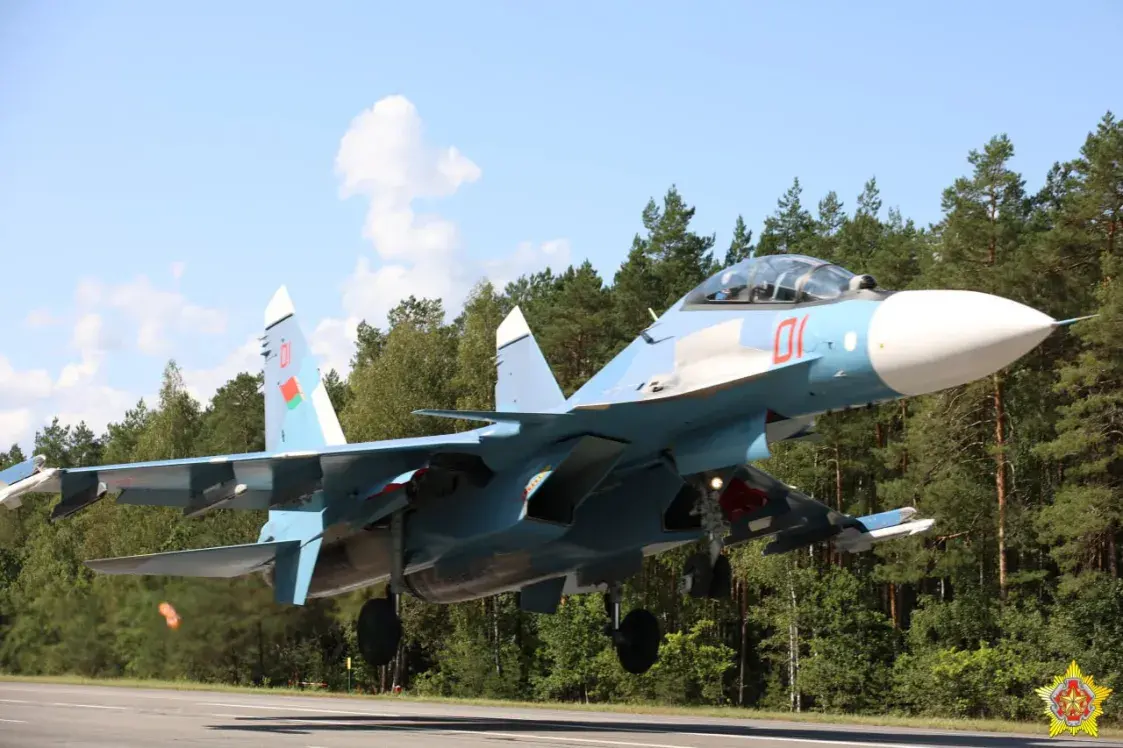 На аўтамабільную трасу М1 прызямліліся Су-25, Су-30 СМ, Як-130 і Ан-26