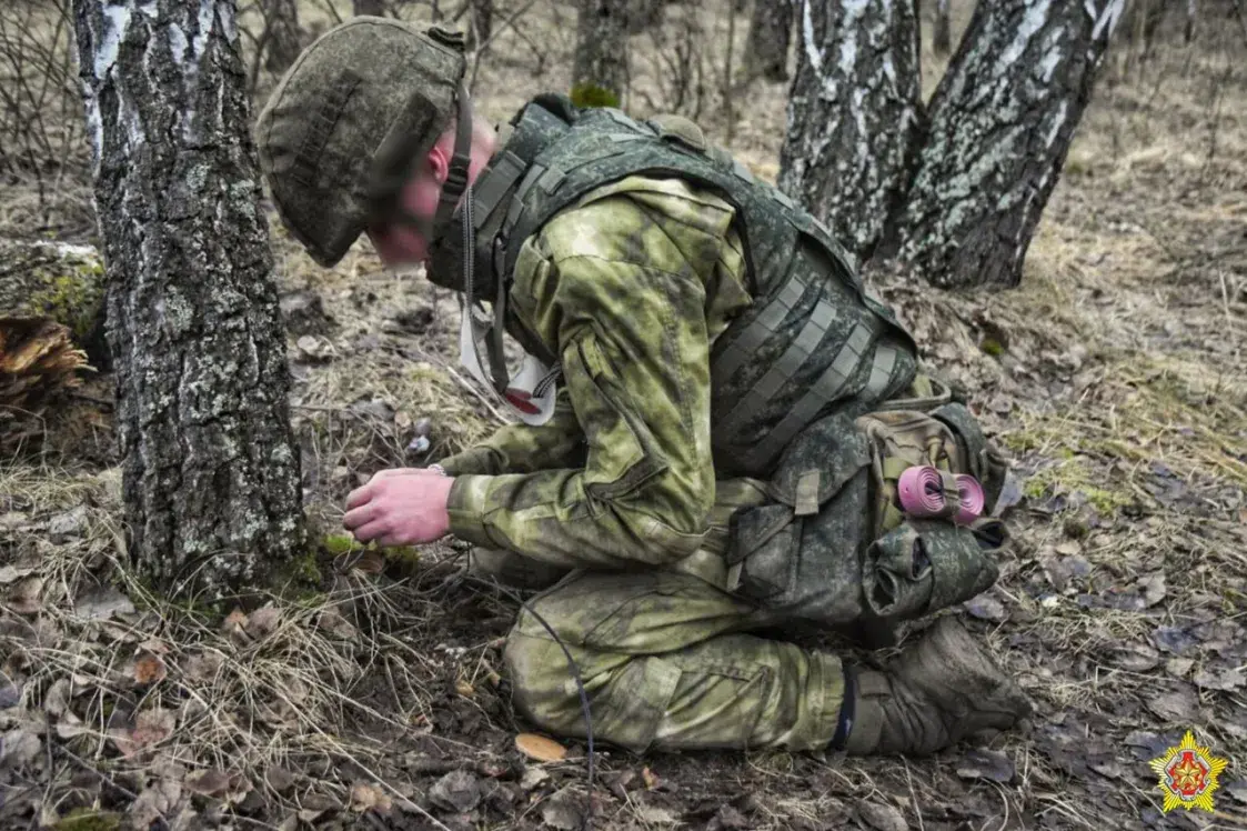 Пад Брэстам вызначалі найлепшага разведчыка, твары вайскоўцаў схавалі