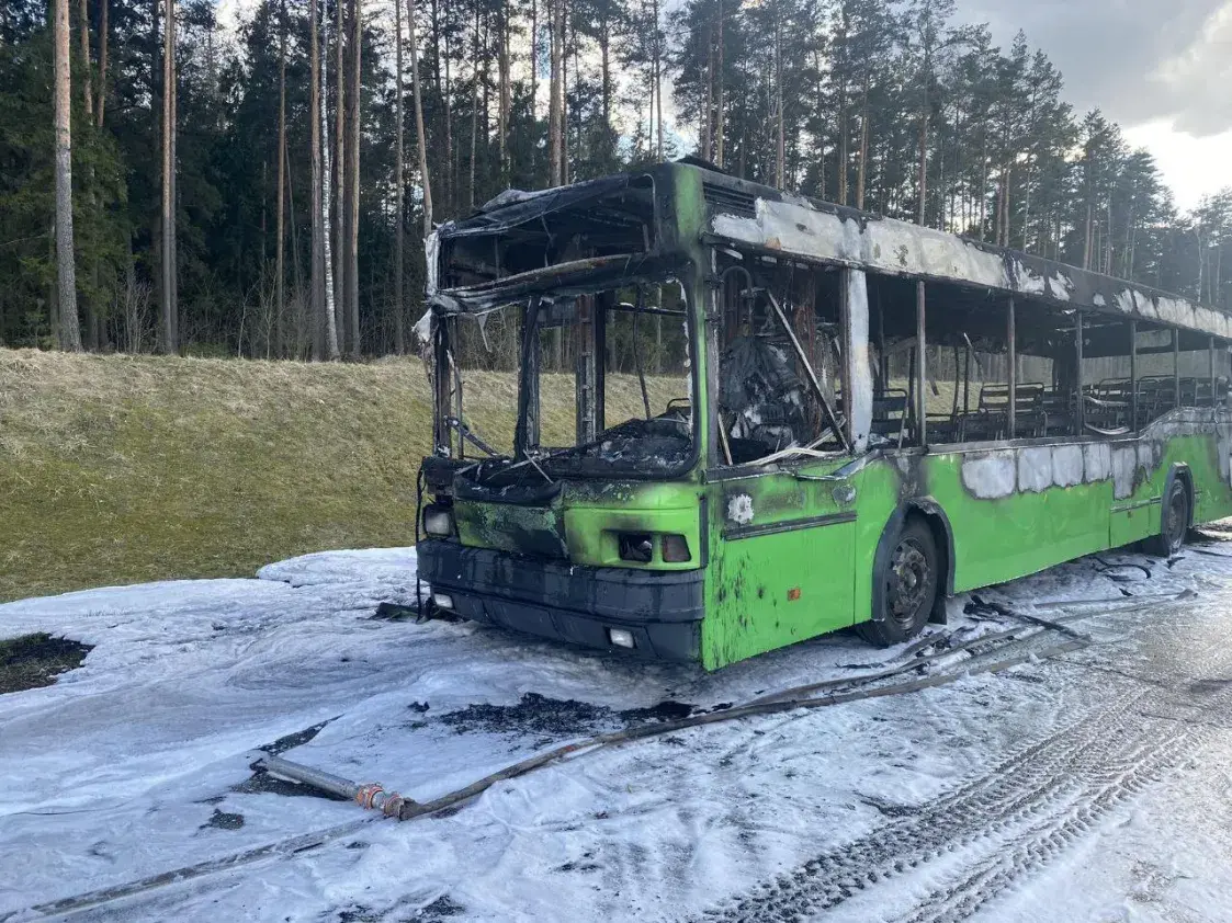 На аўтадарозе ў Чэрвенскім раёне згарэў аўтобус МАЗ