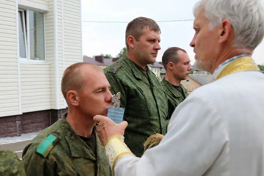 У Лагойску праваслаўны святар асвяціў аўтаматы і пісталеты