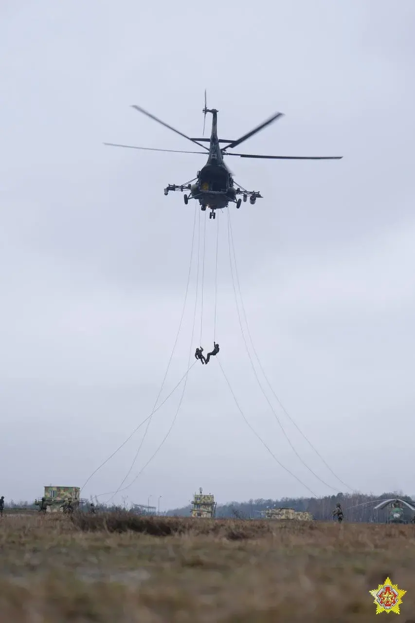 Пад Брэстам вайскоўцы адпрацоўвалі дэсантаванне з верталёта