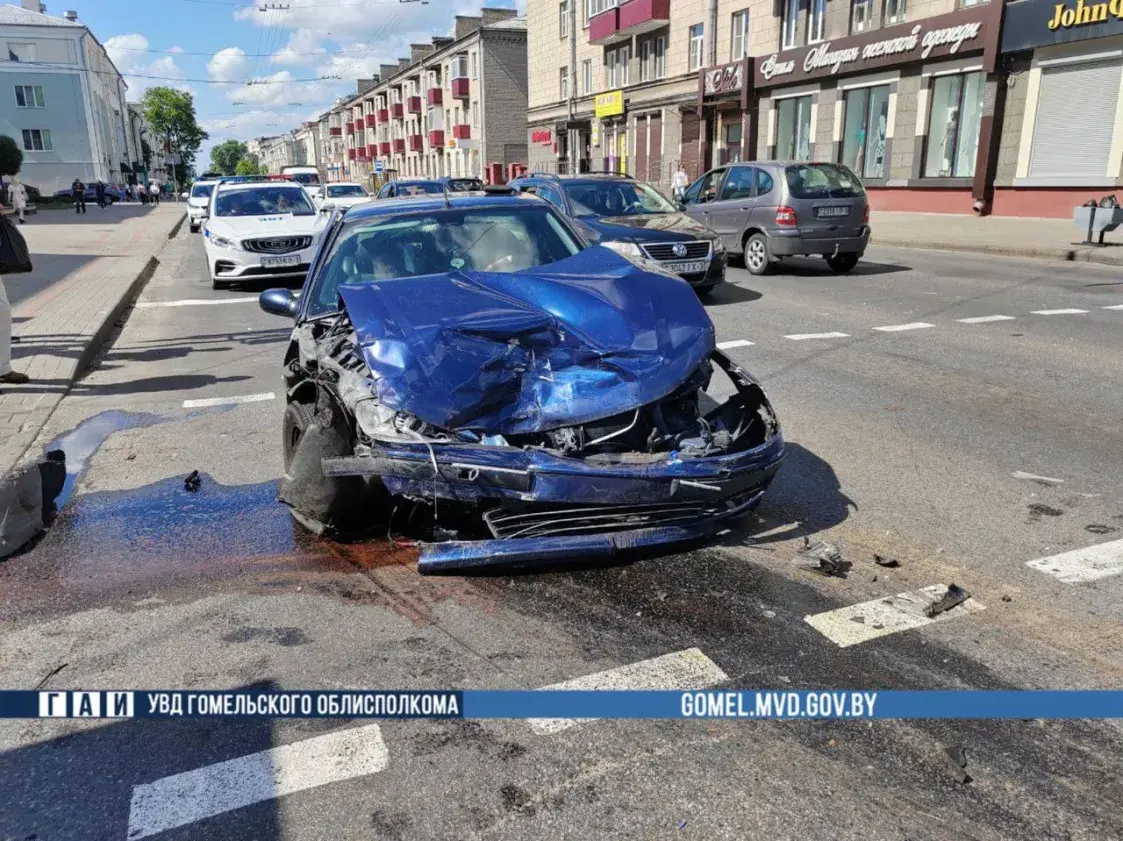 У Гомелі ў выніку ДТЗ легкавік адкінула на пешахода на тратуары
