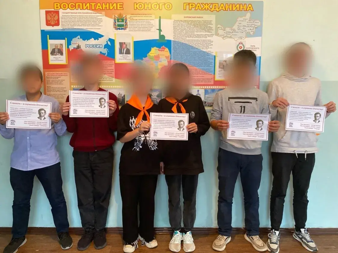 Расійскія настаўнікі віншавалі Пуціна, трымаючы ў руках фота Бандэры