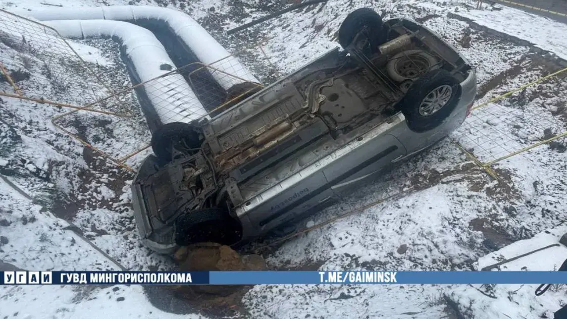У сталіцы аўтамабіль "Белпошты" зваліўся ў катлаван