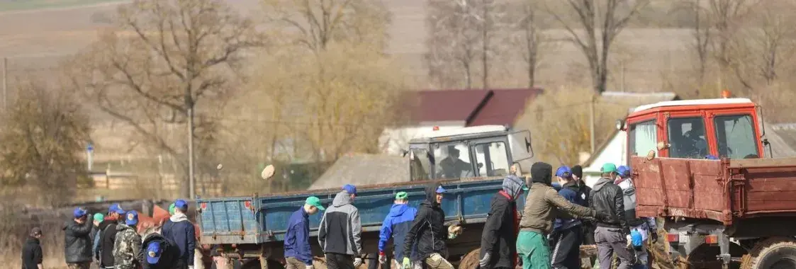 У Ашмянскім раёне студэнтаў і вайскоўцаў адправілі на палі збіраць камяні