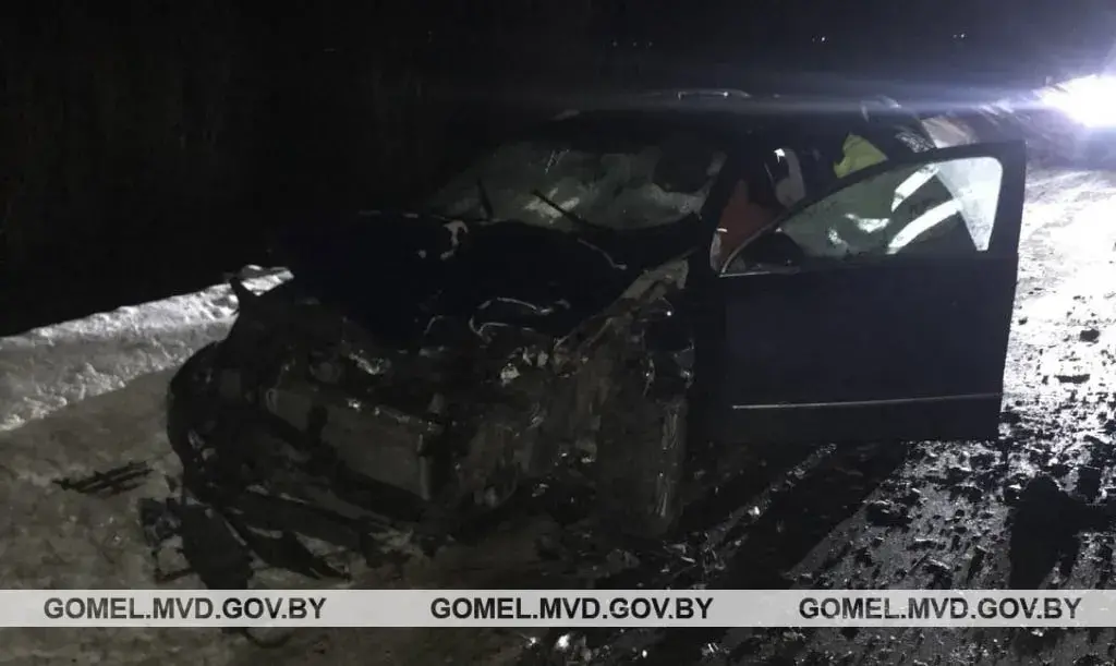 У Рэчыцкім раёне Volkswagen Passat наехаў на людзей, якія штурхалі Kia Shuma